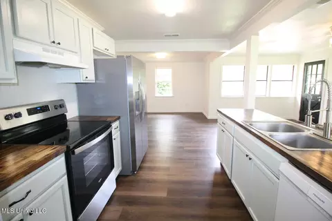 Kitchen - 211 Gordon Rd, Lucedale, MS 39452 photo 2 of 7