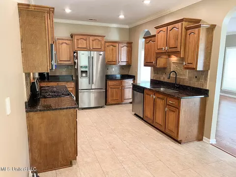 Kitchen - 785 W Fairway Pointe Cv, Hernando, MS 38632 photo 3 of 9