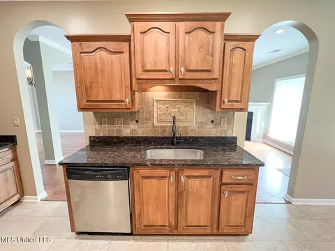 Kitchen - 785 W Fairway Pointe Cv, Hernando, MS 38632 photo 6 of 9
