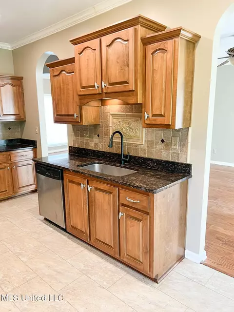 Kitchen - 785 W Fairway Pointe Cv, Hernando, MS 38632 photo 9 of 9