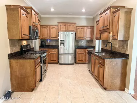 Kitchen - 785 W Fairway Pointe Cv, Hernando, MS 38632 photo 1 of 9