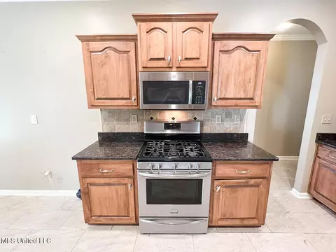 Kitchen - 785 W Fairway Pointe Cv, Hernando, MS 38632 photo 4 of 9