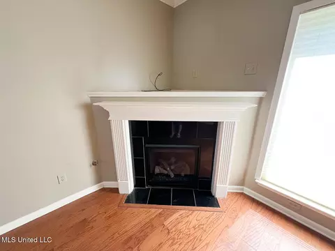 Living - 785 W Fairway Pointe Cv, Hernando, MS 38632 photo 2 of 5