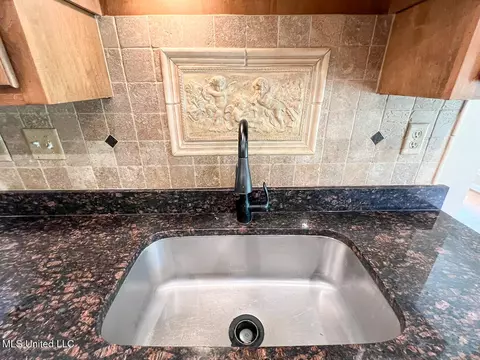 Kitchen - 785 W Fairway Pointe Cv, Hernando, MS 38632 photo 7 of 9