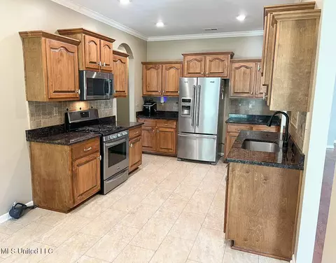 Kitchen - 785 W Fairway Pointe Cv, Hernando, MS 38632 photo 2 of 9