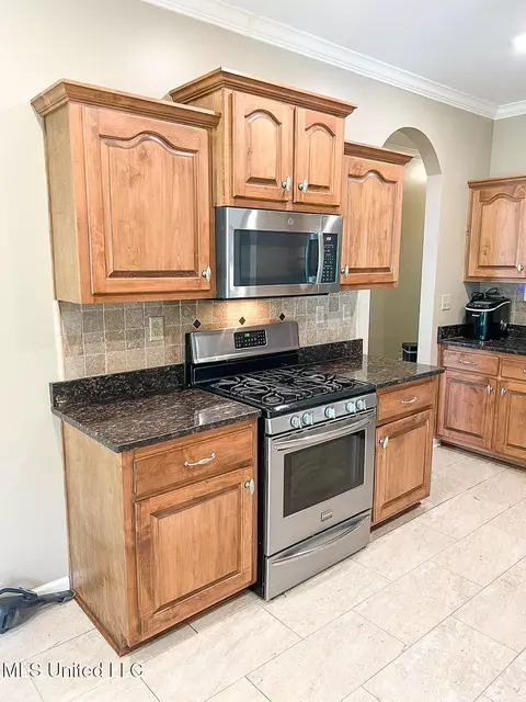 Kitchen - 785 W Fairway Pointe Cv, Hernando, MS 38632 photo 8 of 9