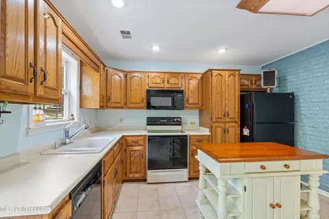 Kitchen - 2830 Elm Dr, Hernando, MS 38632 photo 2 of 2