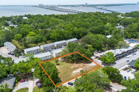 516 Porter Ave, Ocean Springs, MS 39564