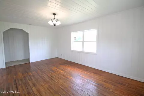 Living - 13143 Hwy 98, Lucedale, MS 39452 photo 2 of 4