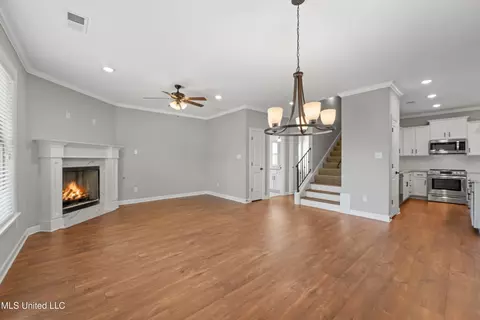 Living - 3470 Delaney Dr, Nesbit, MS 38651 photo 2 of 3