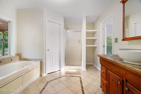 Bath - 3196 N Fogg Rd, Nesbit, MS 38651 photo 2 of 3