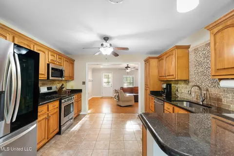 Kitchen - 3196 N Fogg Rd, Nesbit, MS 38651 photo 2 of 4