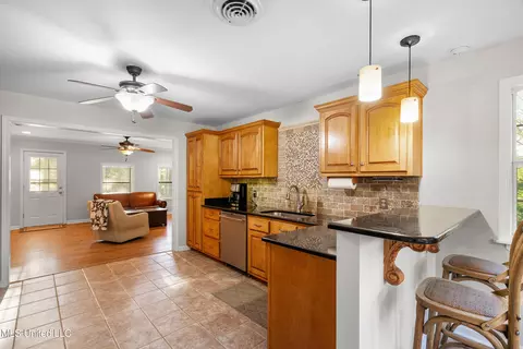 Kitchen - 3196 N Fogg Rd, Nesbit, MS 38651 photo 3 of 4