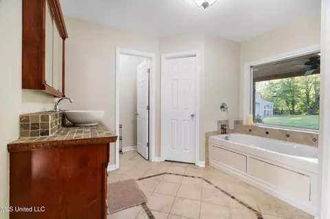 Bath - 3196 N Fogg Rd, Nesbit, MS 38651 photo 1 of 3