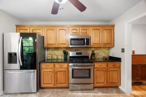 Kitchen - 3196 N Fogg Rd, Nesbit, MS 38651 photo 4 of 4