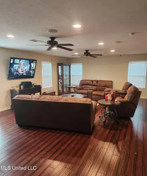 99 Burkes Cir, Forest, MS 39074 photo 4