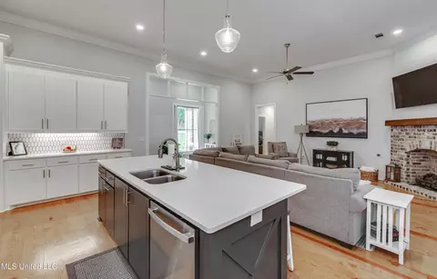 Kitchen - 1185 Sanctuary Dr, Brandon, MS 39042 photo 5 of 6