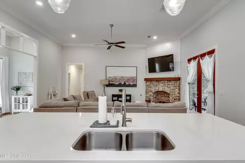 Kitchen - 1185 Sanctuary Dr, Brandon, MS 39042 photo 6 of 6