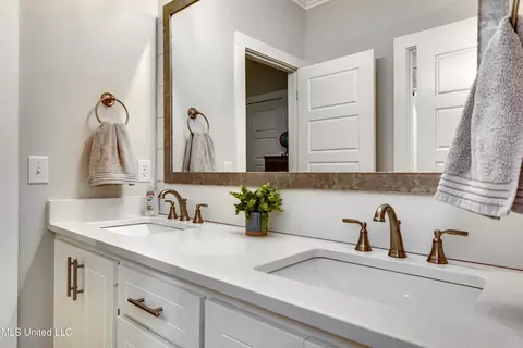 Bath - 1185 Sanctuary Dr, Brandon, MS 39042 photo 7 of 8