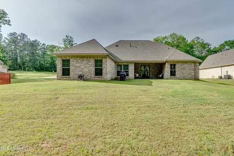 Exterior - 1185 Sanctuary Dr, Brandon, MS 39042 photo 6 of 10