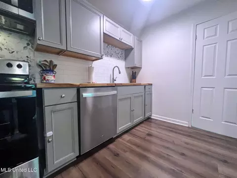 Kitchen - 1773 King Rd, Sardis, MS 38666 photo 2 of 3