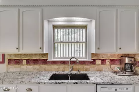 Kitchen - 3083 E Fairway Dr, Brandon, MS 39047 photo 5 of 7