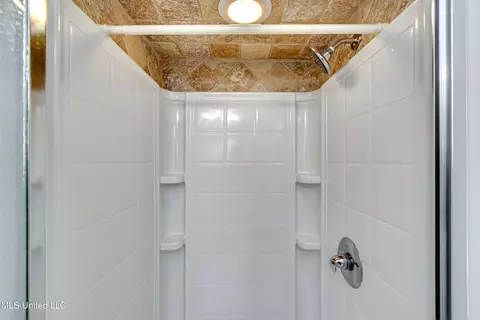 Bath - 3083 E Fairway Dr, Brandon, MS 39047 photo 6 of 9