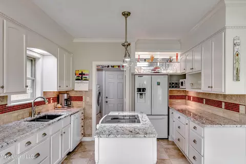 Kitchen - 3083 E Fairway Dr, Brandon, MS 39047 photo 6 of 7
