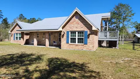 1316 Dubuc Ln, Waveland, MS 39576