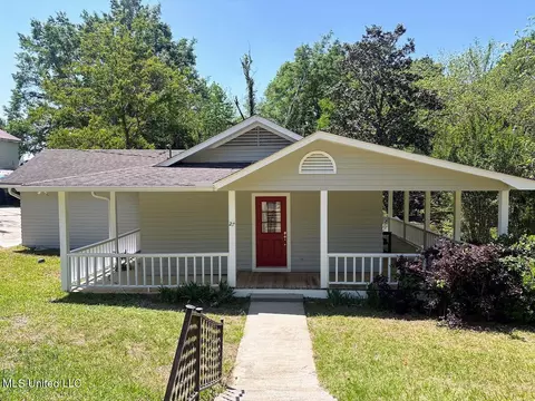 27 N Third St, Bay Springs, MS 39422