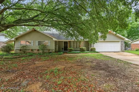 905 Live Oak Dr, Clinton, MS 39056