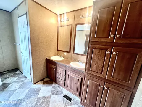 Bath - 6306 Tanner Williams Rd, Lucedale, MS 39452 photo 3 of 7