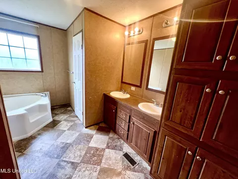 Bath - 6306 Tanner Williams Rd, Lucedale, MS 39452 photo 2 of 7