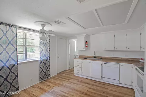 Kitchen - 54 Willowbrook Ln, Brandon, MS 39042 photo 4 of 4