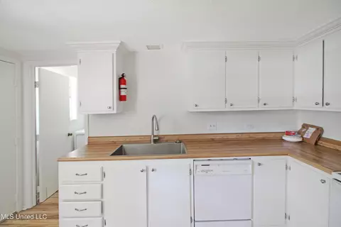 Kitchen - 54 Willowbrook Ln, Brandon, MS 39042 photo 3 of 4