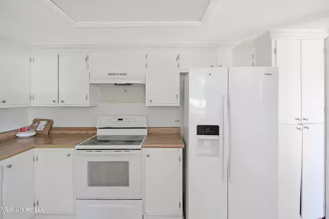 Kitchen - 54 Willowbrook Ln, Brandon, MS 39042 photo 2 of 4