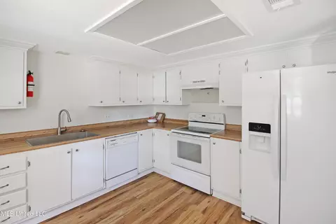 Kitchen - 54 Willowbrook Ln, Brandon, MS 39042 photo 1 of 4