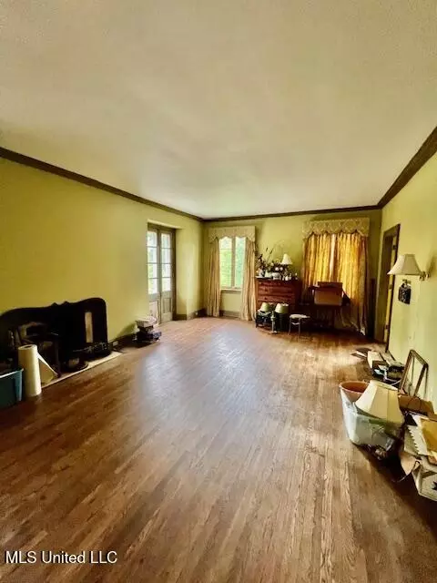 Living - 112 Dana Rd, Natchez, MS 39120 photo 2 of 2