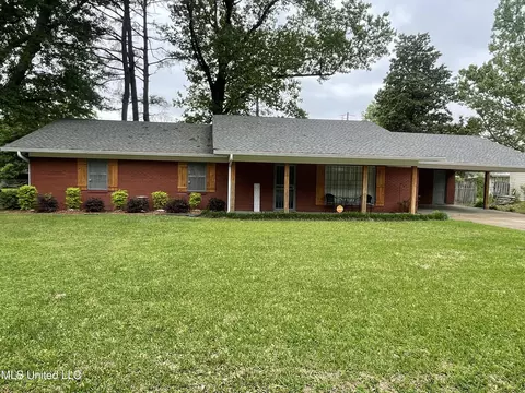 2221 Country Club Dr, Yazoo City, MS 39194