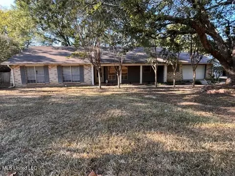 223 Lake Cove Dr, Jackson, MS 39212