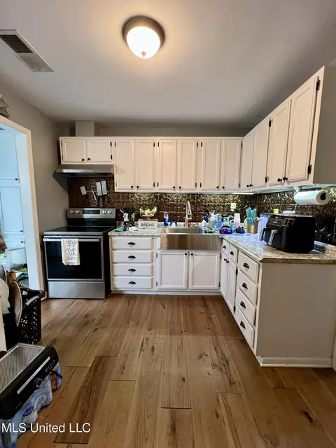 Kitchen - 2006 Franks Rd, Coldwater, MS 38618 photo 1 of 3