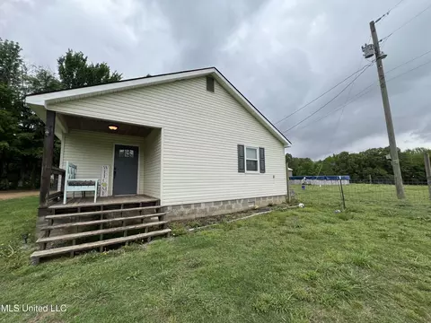 Exterior - 2006 Franks Rd, Coldwater, MS 38618 photo 4 of 9