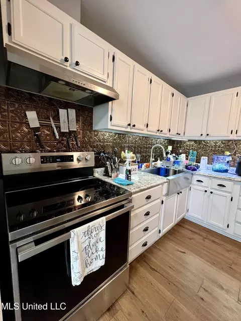 Kitchen - 2006 Franks Rd, Coldwater, MS 38618 photo 2 of 3