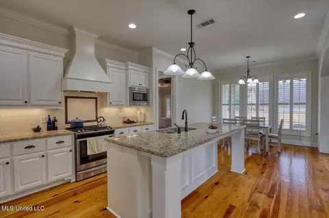 Kitchen - 106 Elizabeth Dr, Brandon, MS 39042 photo 2 of 3