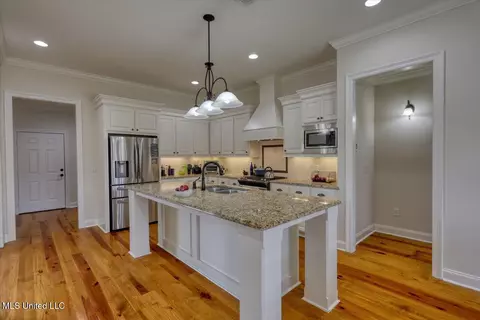 Kitchen - 106 Elizabeth Dr, Brandon, MS 39042 photo 1 of 3