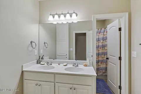Bath - 875 Westerly Dr, Brandon, MS 39042 photo 6 of 7