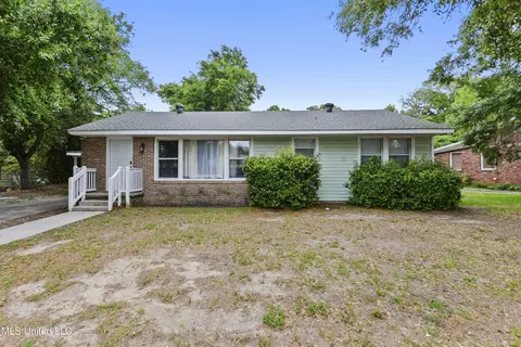 105 Hickory Ln, Bay Saint Louis, MS 39520
