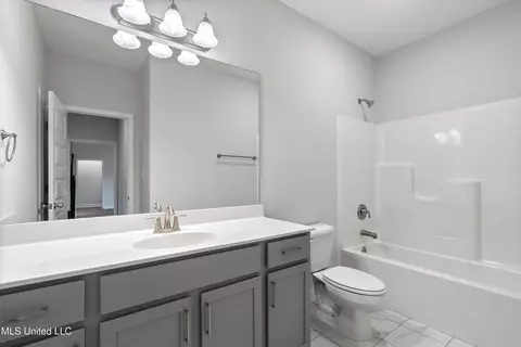 Bath - 907 Collie Dr, Hernando, MS 38632 photo 3 of 3