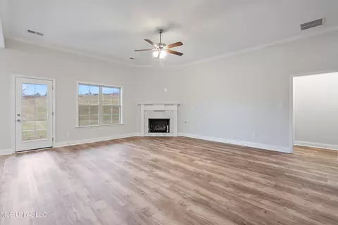 Living - 907 Collie Dr, Hernando, MS 38632 photo 1 of 3