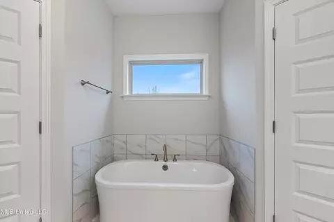Bath - 907 Collie Dr, Hernando, MS 38632 photo 1 of 3
